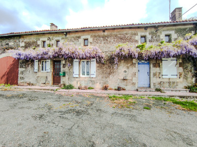 Maison à vendre à Benest, Charente, Poitou-Charentes, avec Leggett Immobilier