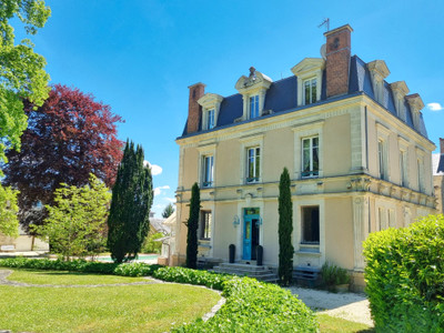 Magnificent detached Maison de Maître with 7 beds and swimming pool on a private plot of about an acre.