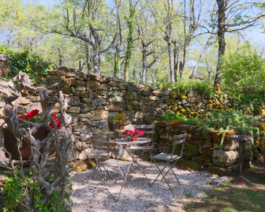 LUBERON - Magnificent property with heated pool and a landscaped garden  in a peaceful setting.