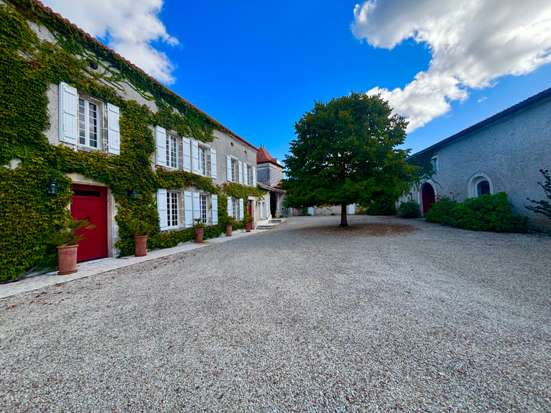 French property for sale in Angoulême, Charente - €795,000 - photo 1