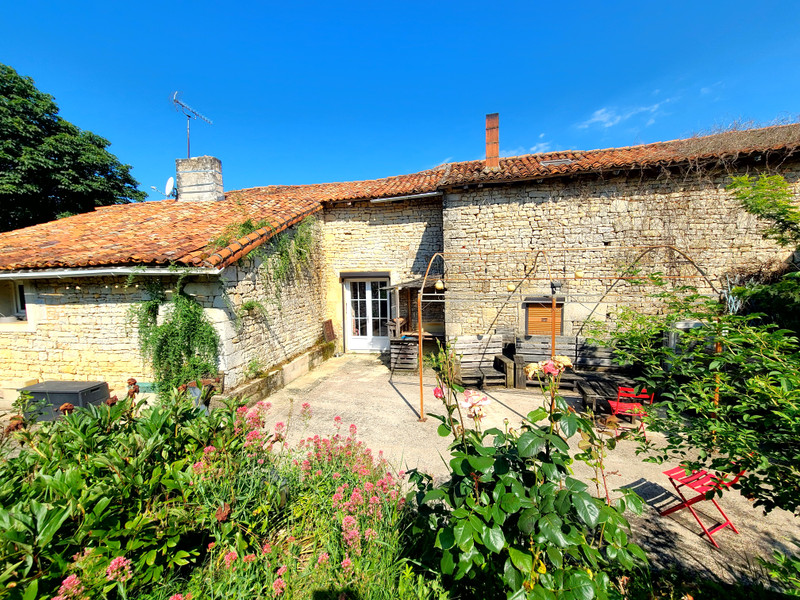 Maison à vendre à Nanteuil-en-Vallée, Charente - 162.000 € - photo 1