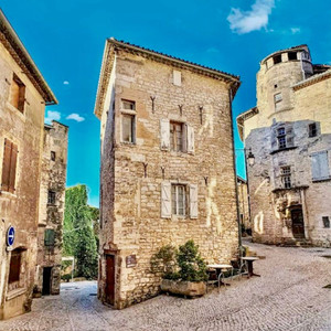Immeuble à vendre à Barjac, Gard, Languedoc-Roussillon, avec Leggett Immobilier