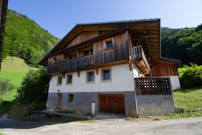 Chalet à vendre à La Baume, Haute-Savoie, Rhône-Alpes, avec Leggett Immobilier