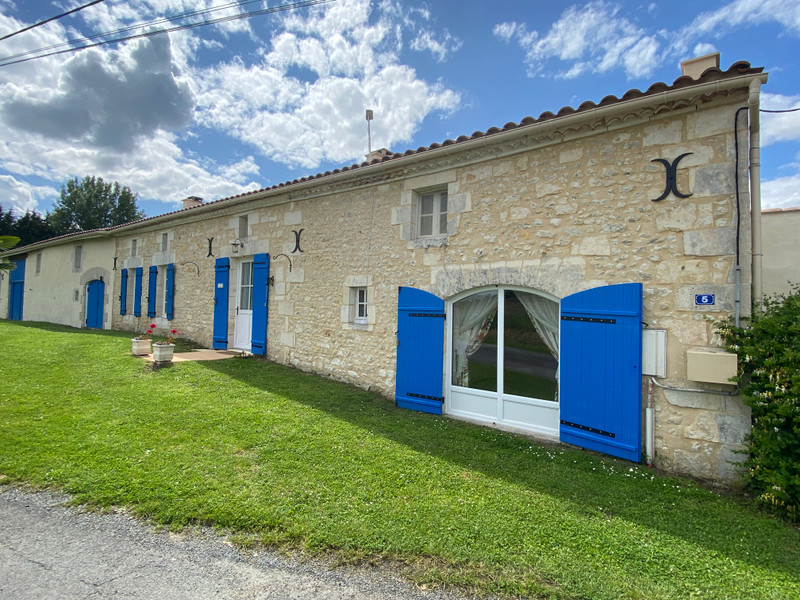 Maison à Mirambeau, Charente-Maritime - photo 1