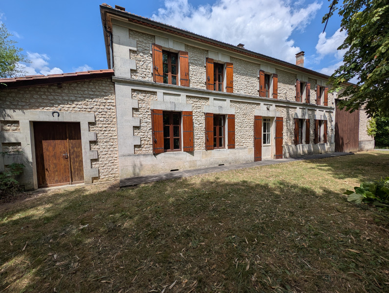 Maison à vendre à Le Pin, Charente-Maritime - 214.000 € - photo 1