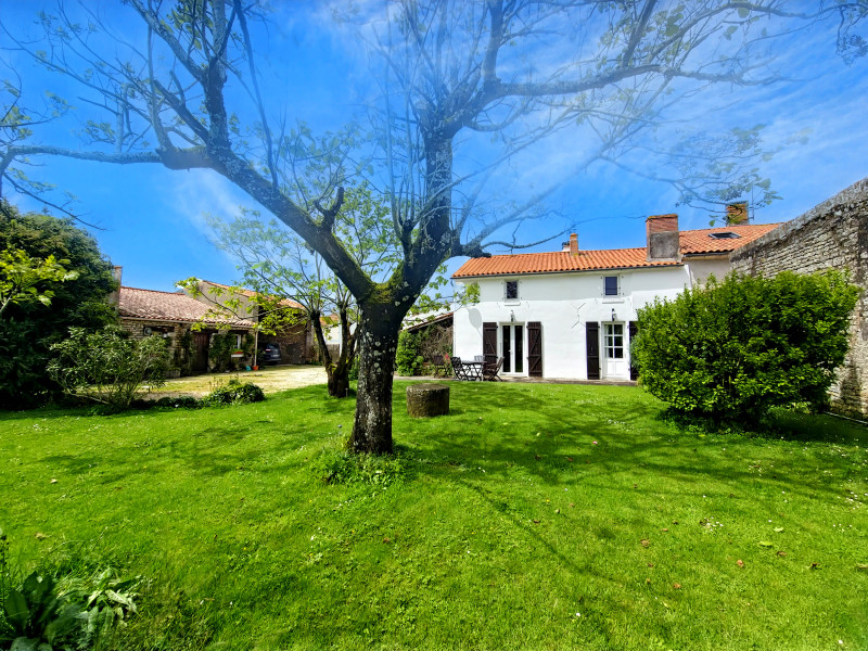 French property for sale in Les Velluire-sur-Vendée, Vendée - €343,200 - photo 1