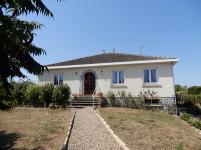 Maison à vendre à Terres-de-Haute-Charente, Charente, Poitou-Charentes, avec Leggett Immobilier