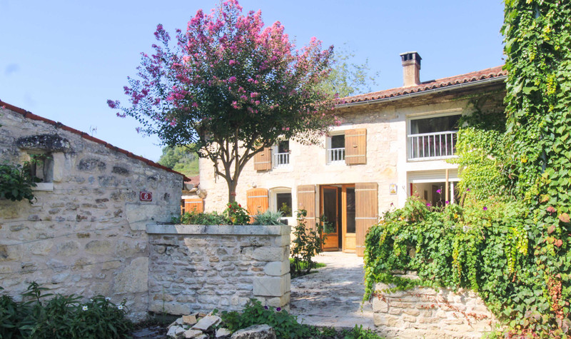 French property for sale in Fenioux, Charente-Maritime - €272,850 - photo 0