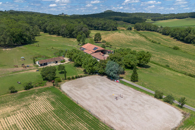 Fully-renovated 19.5-hectare equestrian property set in beautiful countryside near Saint-Sylvestre-sur-Lot.