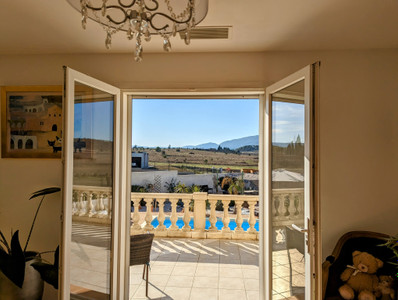 Immaculate 3 / 4 bedroom detached Villa with pool and stunning views in the South of France