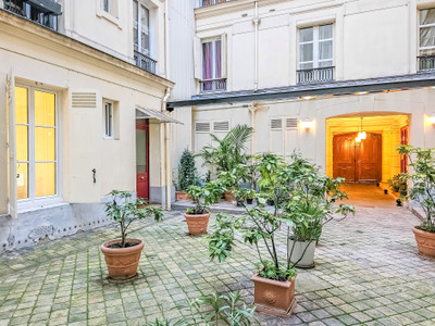 Paris 75006 St-Germain, rare opportunity, 2beds to renovate, 82m2, 3rd floor, historic 1840 building with lift