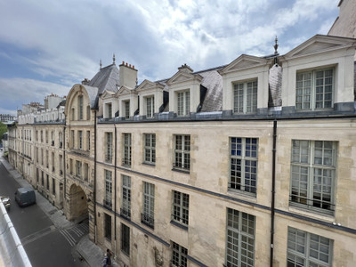 Paris 4, Ile Saint Louis, Duplex with character, 2 bedrooms, 3rd and 4th floor, 64m2 on floor, 47m2Carrez