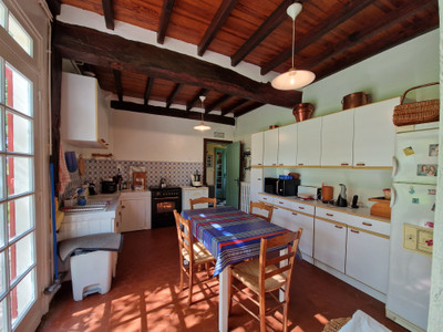 Stunning 450m² house with swimming pool. On 5 hectares.