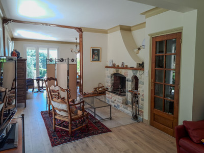 Charming Retreat: Spacious Suites, Renovated Barn with Pizza Oven, Close to City Center