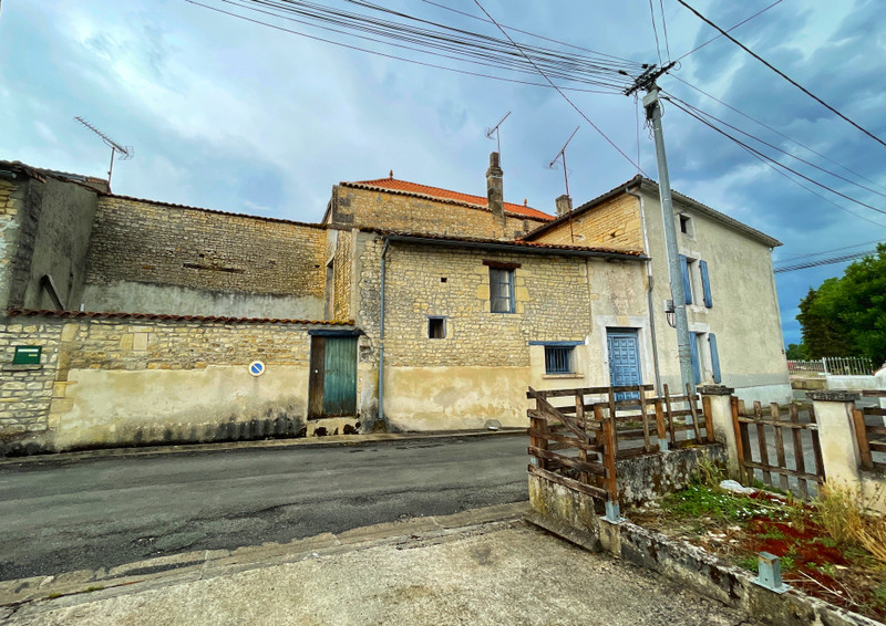 Maison à vendre à La Chapelle, Charente - 31.000 € - photo 1