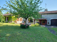 Maison à vendre à Villebois-Lavalette, Charente - 449 000 € - photo 2