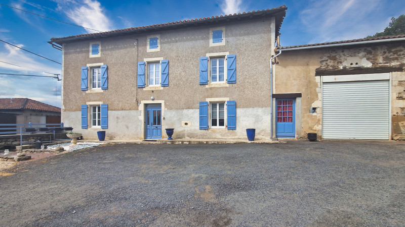 Maison à vendre à Terres-de-Haute-Charente, Charente - 194 400 € - photo 1