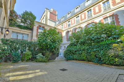 75008, 2 min from the Palais de L'Élysée beautiful bright and quiet 46m2 1 bed apartment on 4th floor 