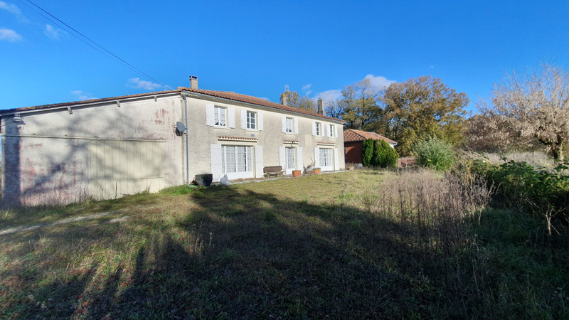 Maison à vendre à Baignes-Sainte-Radegonde, Charente - 235 400 € - photo 1