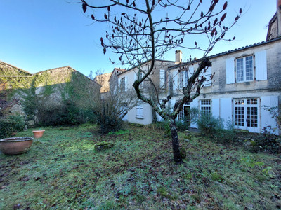 Maison à vendre à Villebois-Lavalette, Charente, Poitou-Charentes, avec Leggett Immobilier
