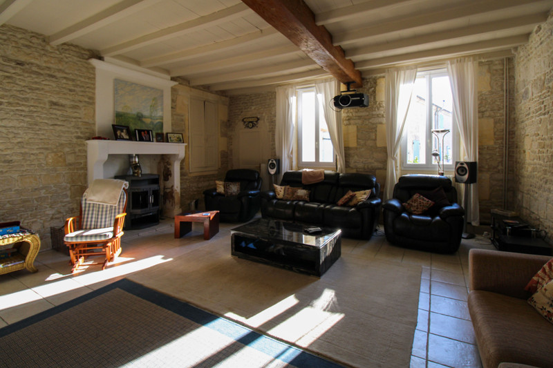 French property for sale in Aumagne, Charente-Maritime - &#8364;551,200 - photo 3