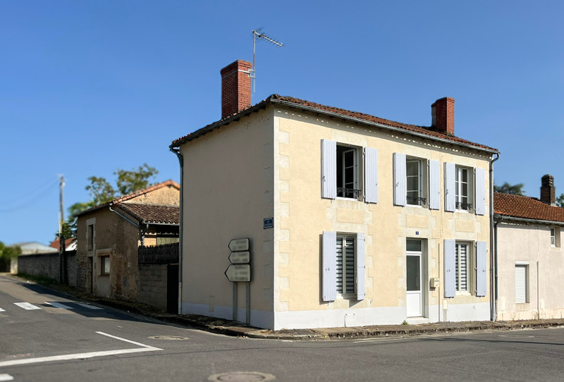 Maison à vendre à Montmorillon, Vienne - 89.925 € - photo 1