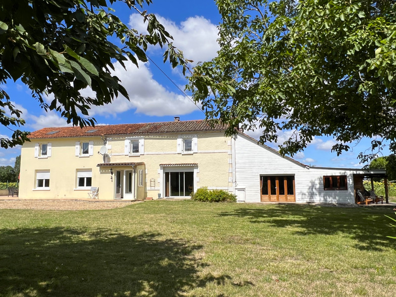 Vente Maison 200m² 6 Pièces à Villefagnan (16240) - Leggett Immobilier