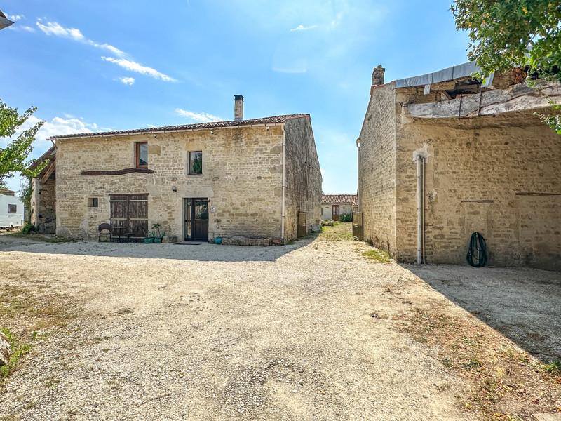 Maison à vendre à Coivert, Charente-Maritime - 265 000 € - photo 1