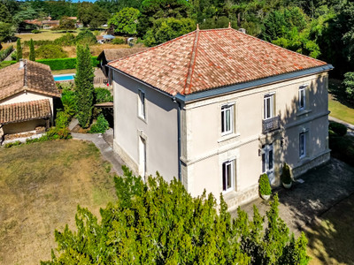 Superb property with Maison de Maître, guest house, heated swimming pool, outbuildings, near the Bassin