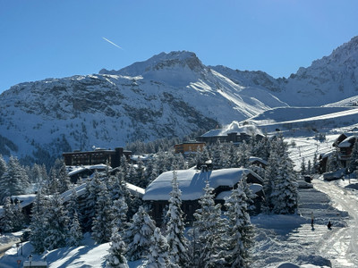 2 bedroom apartment by the piste in Courchevel 1850, 3 valleys with breath taking views and prime location