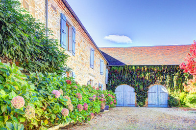 EXQUISITE MAISON-DE-MAÎTRE + ADJOINING HOUSE TO RENOVATE + HUGE BARN + STUNNING RIVERSIDE GARDENS OF 4,535m²