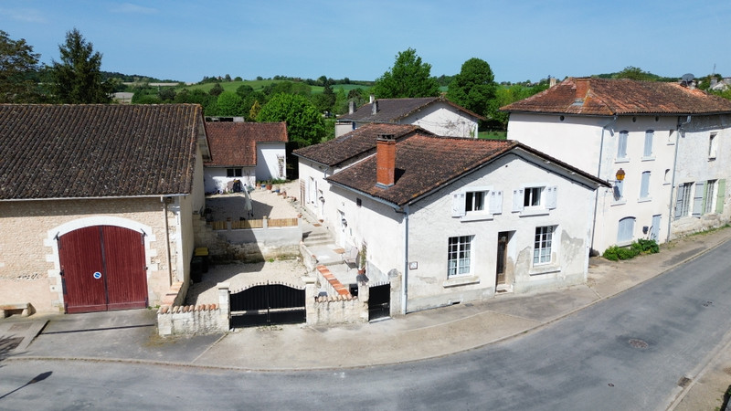 Propriété à vendre à Bonnes, Charente - 243 800 €