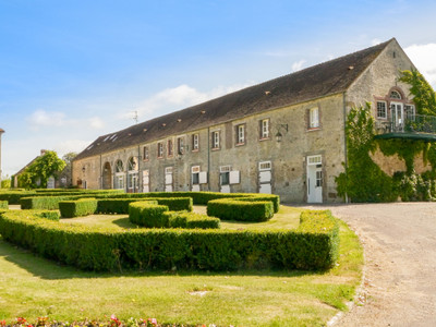 Magnifique Manoir du 18e siècle avec haras, situé sur 120 hectares de terre privilégiée en Normandie.  
