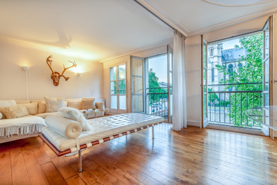 PARIS 5e, Quai de Montebello- Quartier Sorbonne, spacious 1 bedroom apartment, double exposure , 69 m2, fully renovated, 2nd floor with elevator, bathed in natural day light, North/ South, offering breathtaking views of Notre Dame Cathedral de Paris and Seine River. In the historical heart of the City. 