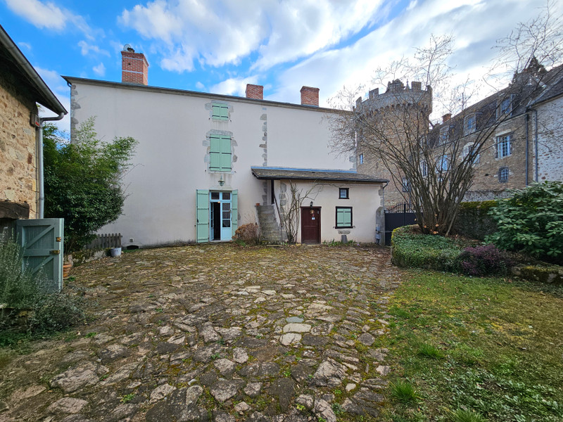Maison à vendre à Busset, Allier - 345.000 € - photo 1