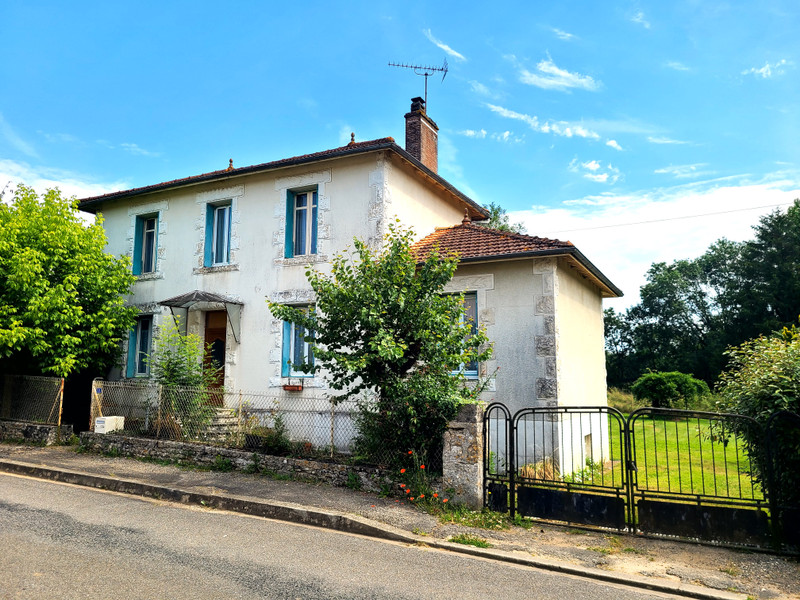 Maison à vendre à Pleuville, Charente - 88.000 € - photo 1