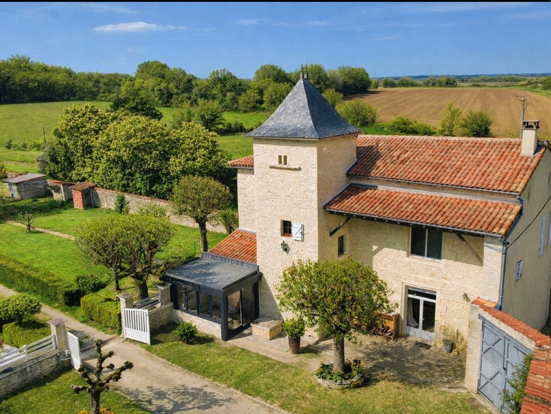 Propriété à vendre à Ruffec, Charente - 399 000 €