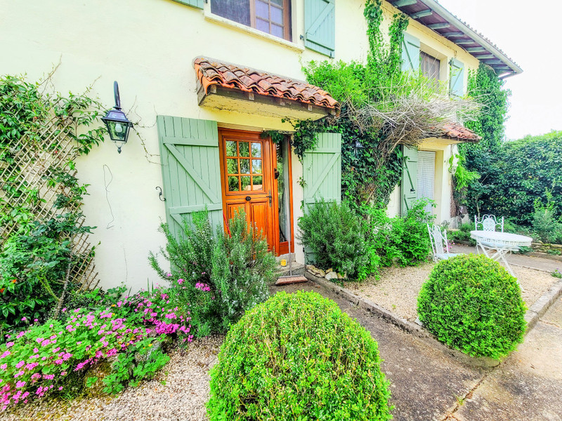 French property for sale in Genouillé, Vienne - €574,999 - photo 2
