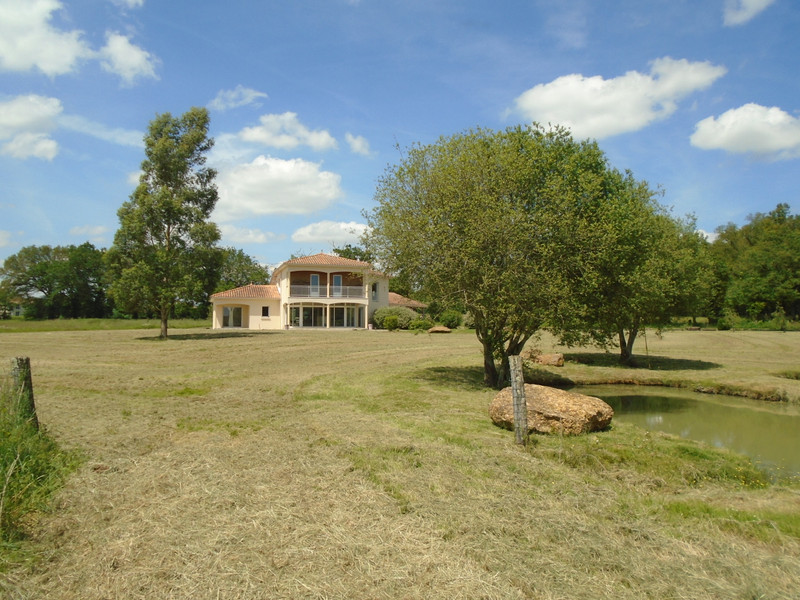 French property for sale in Availles-Limouzine, Vienne - €299,998 - photo 0