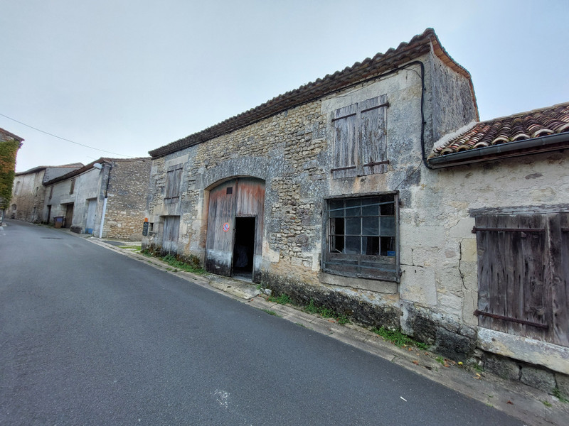 Grange à vendre à Villebois-Lavalette, Charente - 18.500 € - photo 1