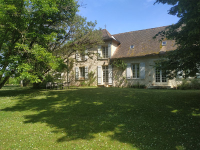 Petit château in centre of Bergerac in grounds of more than 1 hectare with trees. Quiet location.