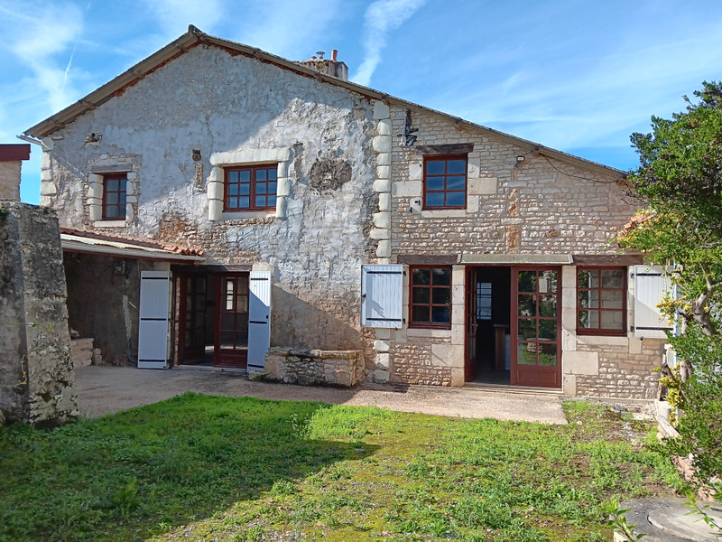 French property for sale in Rom, Deux-Sèvres - €167,400 - photo 0