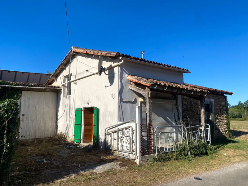 Maison à vendre à Ventouse, Charente - 19.600 € - photo 1
