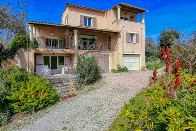 Spacious, charming villa with breathtaking view on one of the most beautiful hilltop villages of Provence