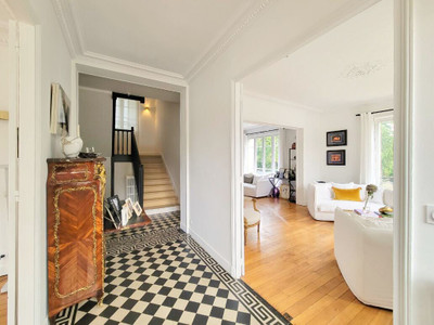 Le Vésinet (78) - Mansion house with 9 rooms, 6 bedrooms, set in 1850 m², close to transport links.