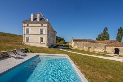 Manor house from the 17th century entirely restored. Many outbuilding  Quiet area. s. 20mns Angouleme centre.