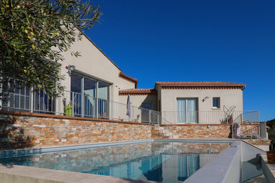 Superbe villa contemporaine d'architecte, aux finitions impeccables avec piscine à débordement et garage. 