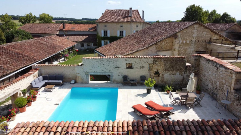 Maison à vendre à Pillac, Charente - 395.010 € - photo 1
