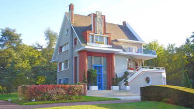 Very well-preserved 1937 Art-Deco house near Rambouillet, set in 3.3ha of grounds with century-old trees.