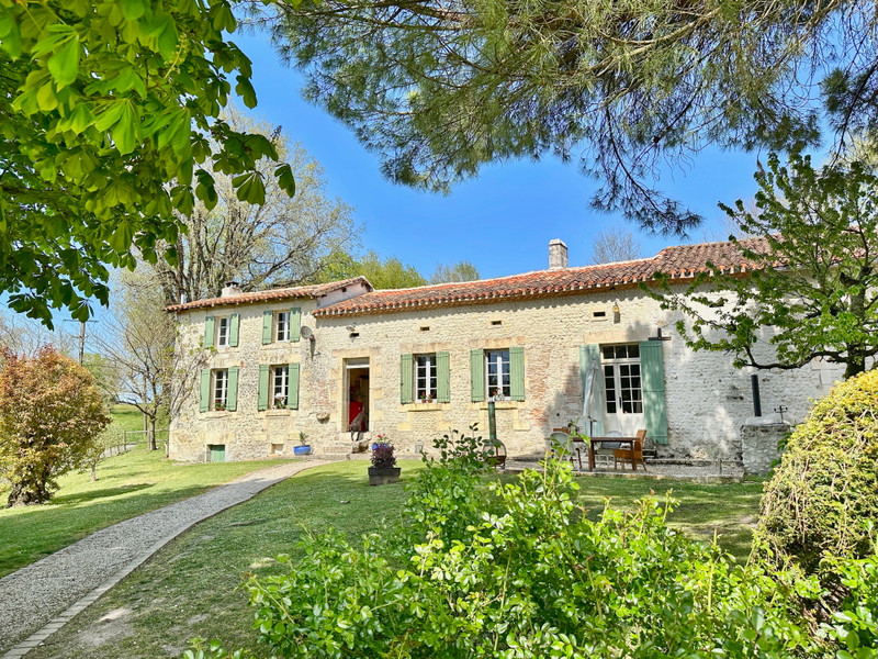 Maison à vendre à Saint-Romain, Charente - 480.000 € - photo 1